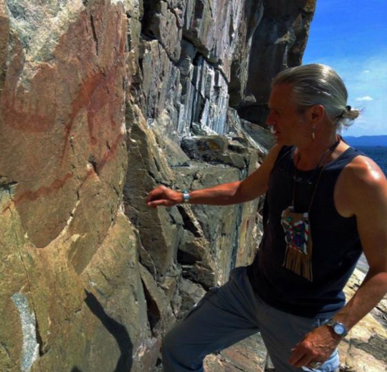 Anishinaabe jeweler and blog writer Zhaawano Giizhik honoring the rock paintings at Agawa Rock, Ontario
